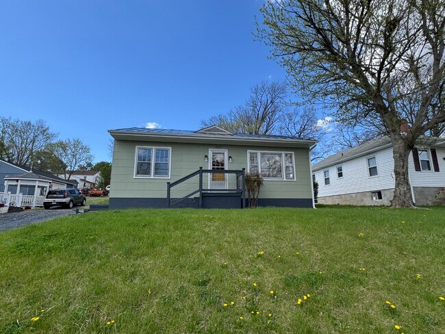 Building Photo - 404 Grubert Ave