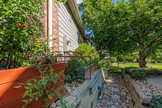 Building Photo - Spacious Patio Home 3 Bed 3 Bath