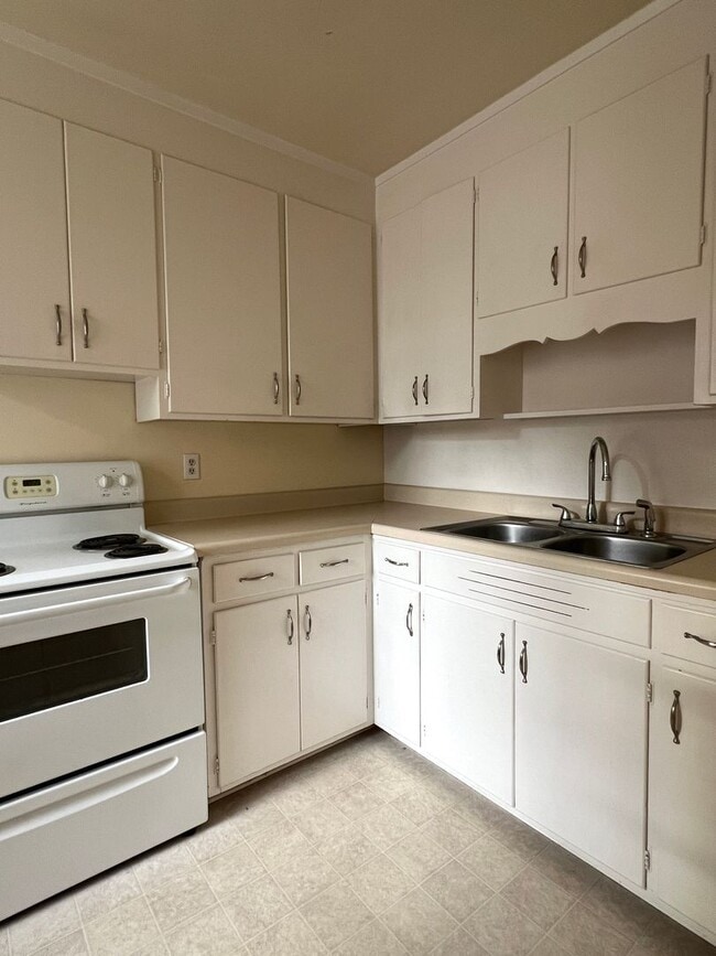 Building Photo - 2940 Oleander Dr