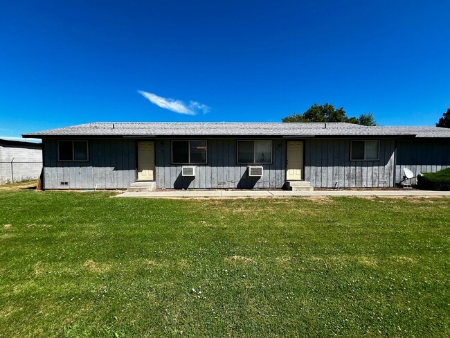 Building Photo - Move in special - HALF off first month's r...