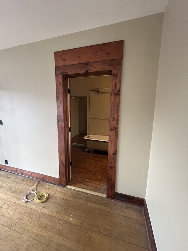 Building Photo - Studio apartment available September 1st i...