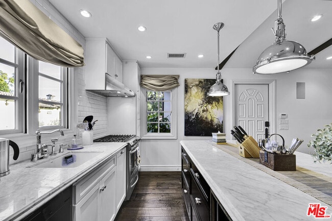 Building Photo - 1203 Park Way