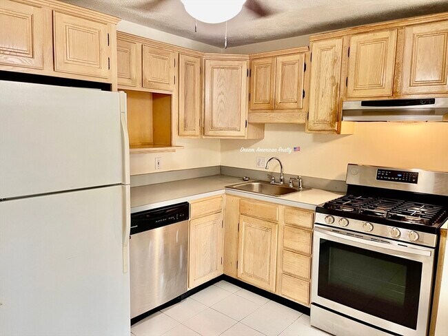 Building Photo - 5 Kenmar Dr