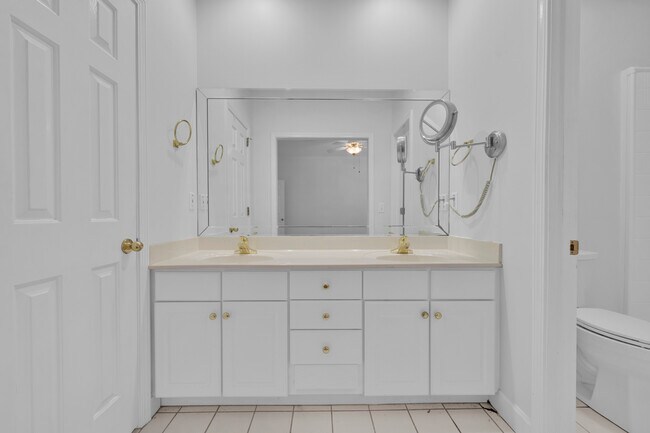 Building Photo - 310 Willow Crest Ln