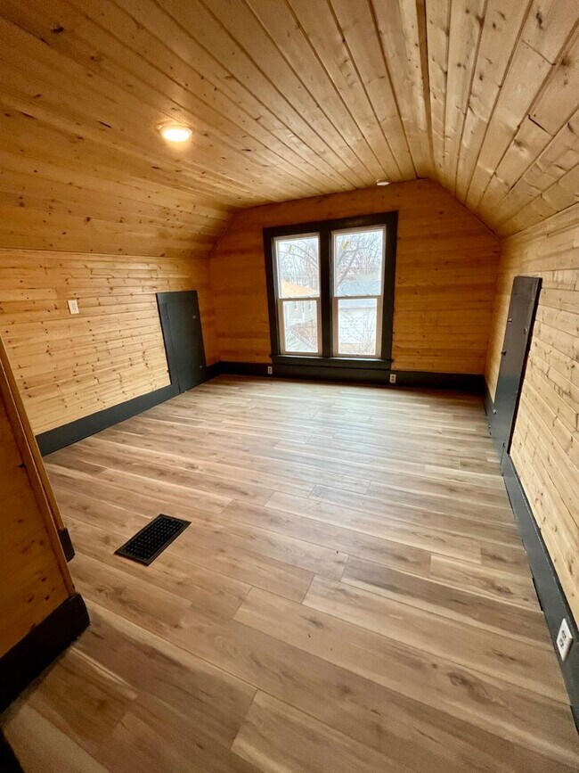 Building Photo - 4 Bedroom / 1 Bathroom House for Rent