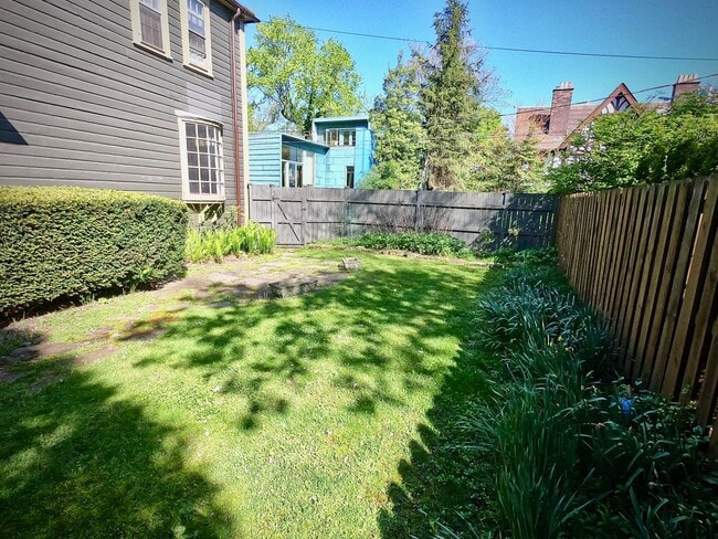 Building Photo - 9/1 Beautiful Hidden GEM. 2 Blocks from Wa...