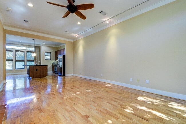 Building Photo - Modern 3 Bedroom // 3.5 Bathroom in the He...