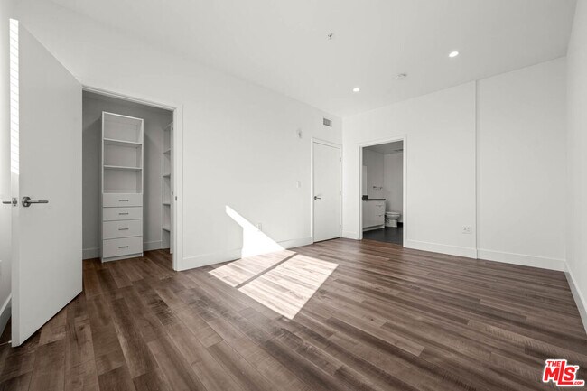 Building Photo - 1215 S Bedford St