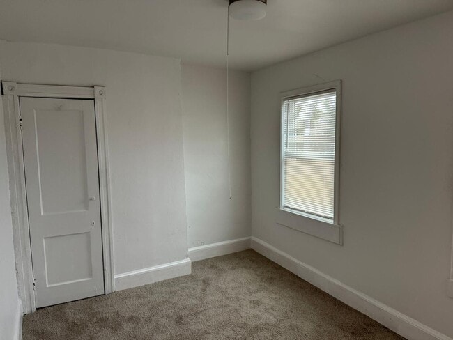 Building Photo - Recently Renovated Three Bed One Bath Ready For A New Tenant!