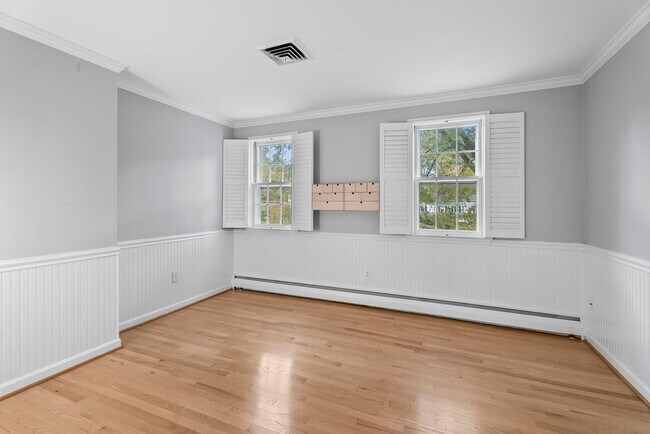 Building Photo - Updated Colonial Home in Westgage Neighbor...