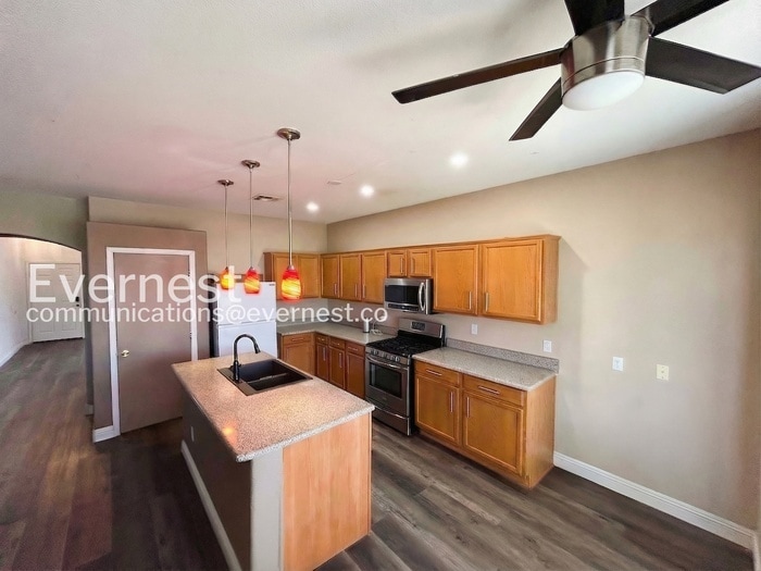 Building Photo - 2701 Old Bear Canyon St