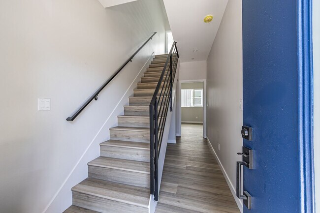 Building Photo - Sleek and spacious 4-bedroom, 4.5-bathroom...