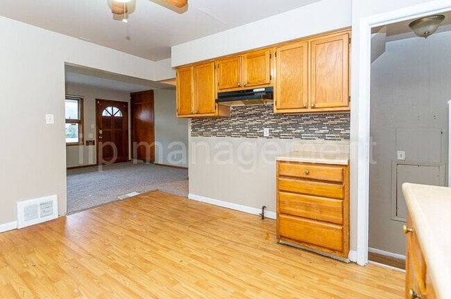 Building Photo - 4 Bedroom 2 Bath Cape Cod in Maple Hts