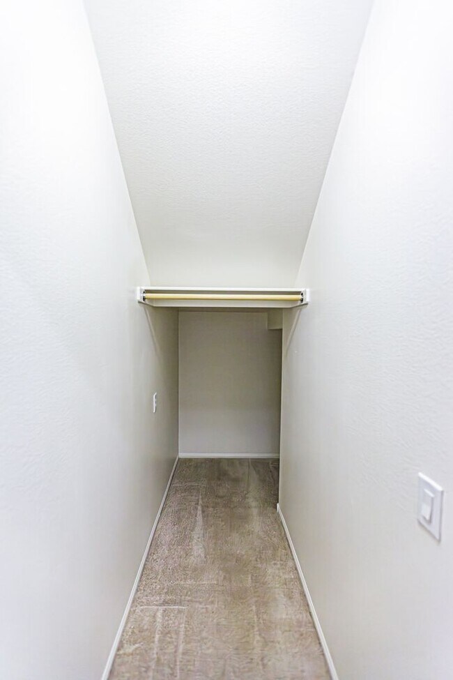 Building Photo - 4 Bedroom home located in Mountain's Edge