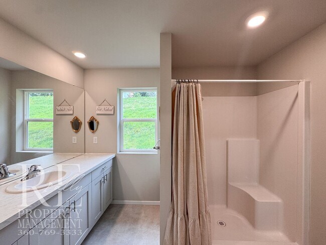 Building Photo - Bright 2024-Built Home with Modern Finishes & Fully Fenced Yard