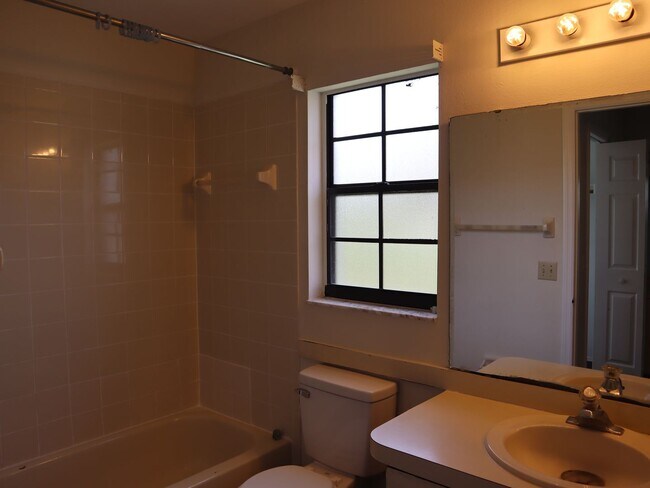 Building Photo - 3 Bedroom 2 Bath 2 Car Garage Deltona