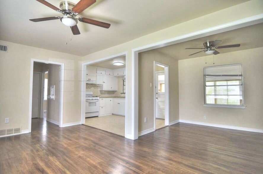 Building Photo - 11015 Visalia Dr