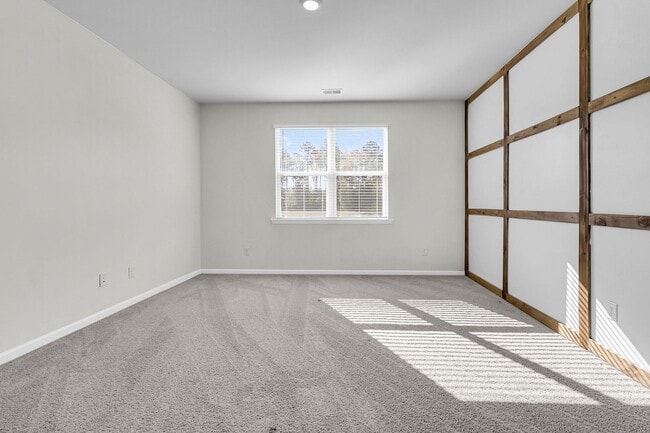 Building Photo - 3 Bedroom 2.5 Bath Located in Pine Hills in Summerville