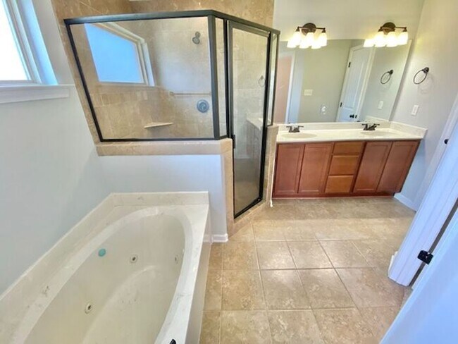 Building Photo - Now Leasing a 4-bedroom 2 bath home on Olive Branch