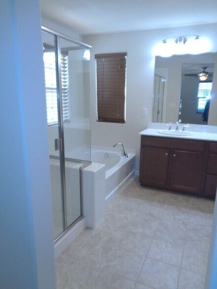 Building Photo - 200 Candela Cir