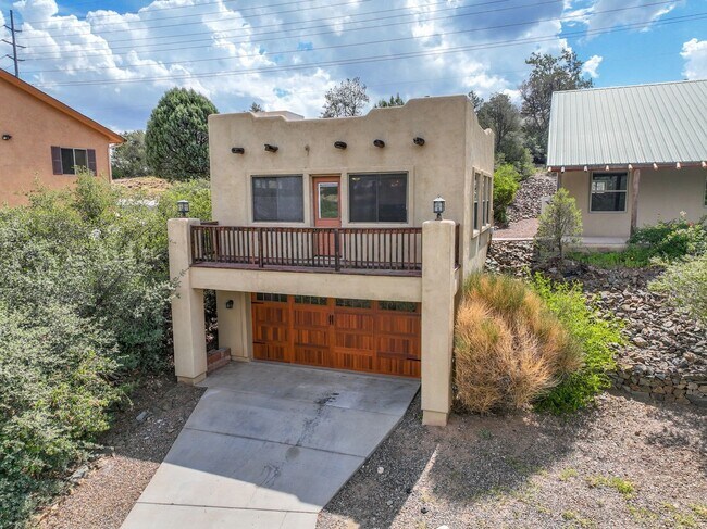 Building Photo - 2 Bedroom plus Office in Main House & Stud...