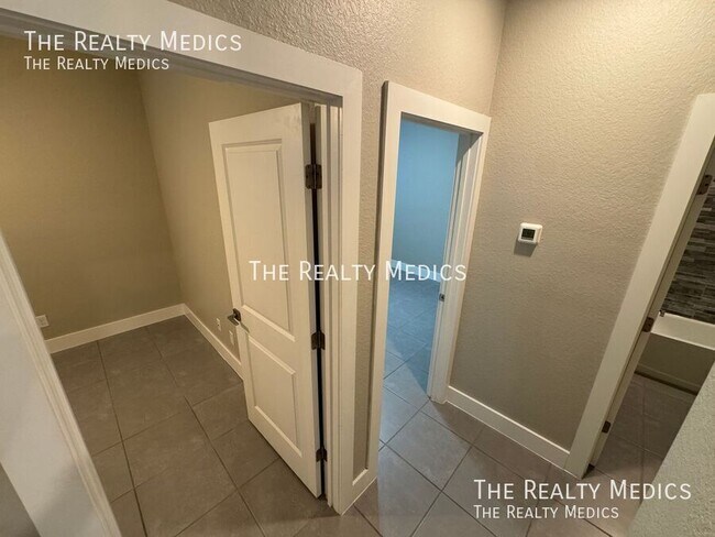 Building Photo - 119 Lily Ln