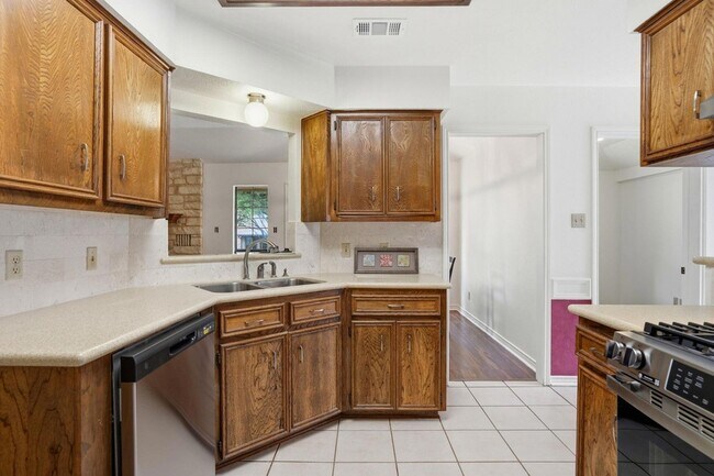 Building Photo - 306 Woodstone Dr