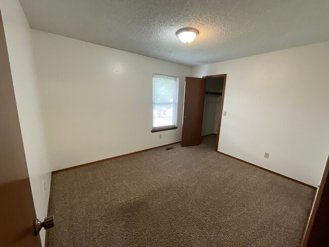 Building Photo - 3 Bed. 2 Bath, 2 Car Garage