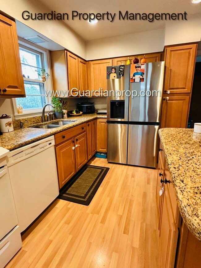 Building Photo - Edina Single Family Home, 2 Car Garage, Dishwasher, Hardwood Floors, Available January/Feb