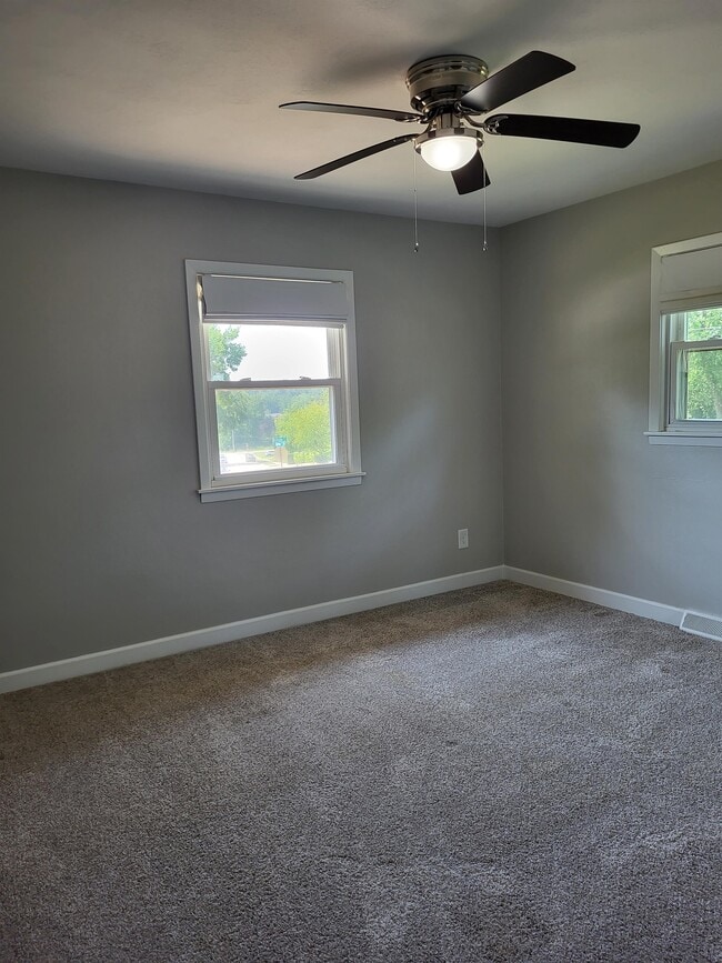 Building Photo - 1324 Hillside Dr