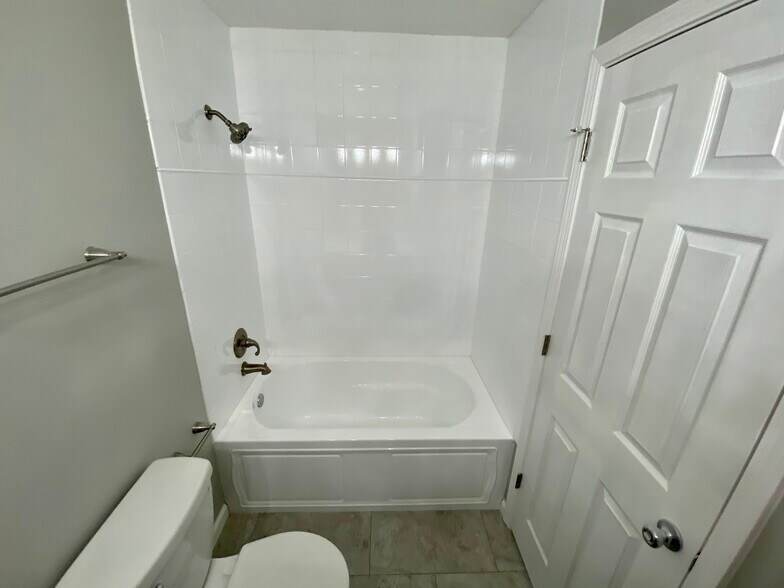 Main level bathtub and shower - 312 Crestview Dr