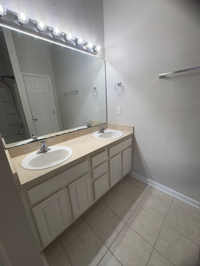 Building Photo - Cambridge at Oakleaf Townhome (3 bedrooms/2.5 baths)