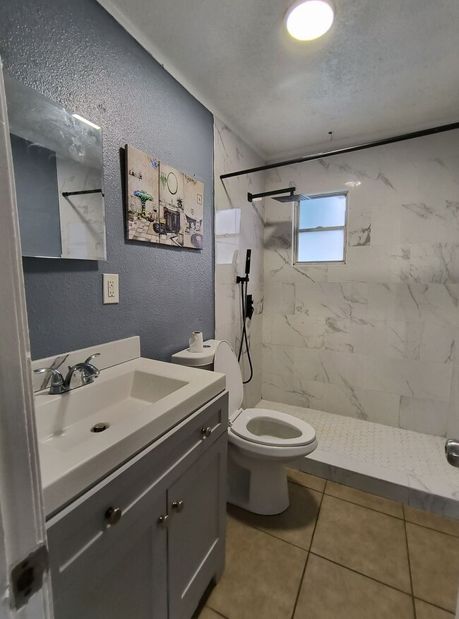 Building Photo - Newly Renovated 2-Bedroom Home for Rent in...