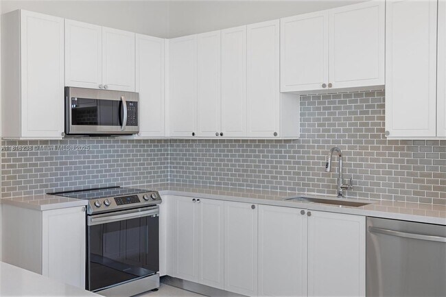 Building Photo - 555 NE 34th St