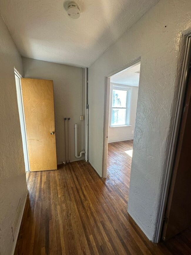 Building Photo - FOR RENT- Two Bed One Bath Downtown Apartm...