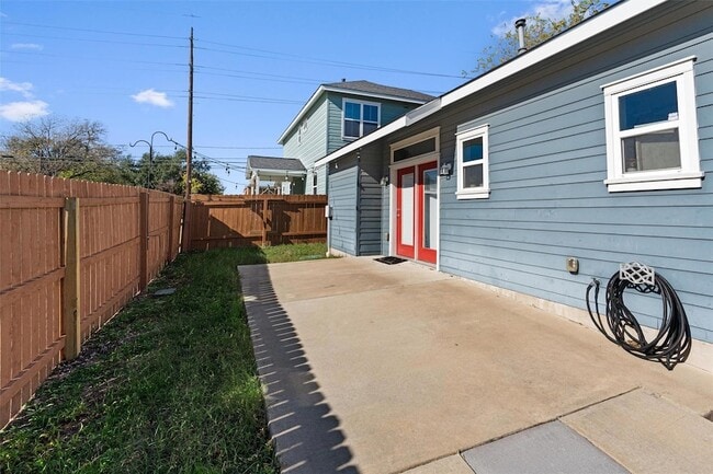 Building Photo - 1809 Chestnut Ave