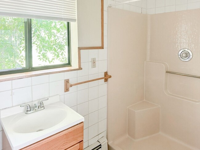 Building Photo - Charming 1br Townhome In Quite Country Setting (Heat Included)