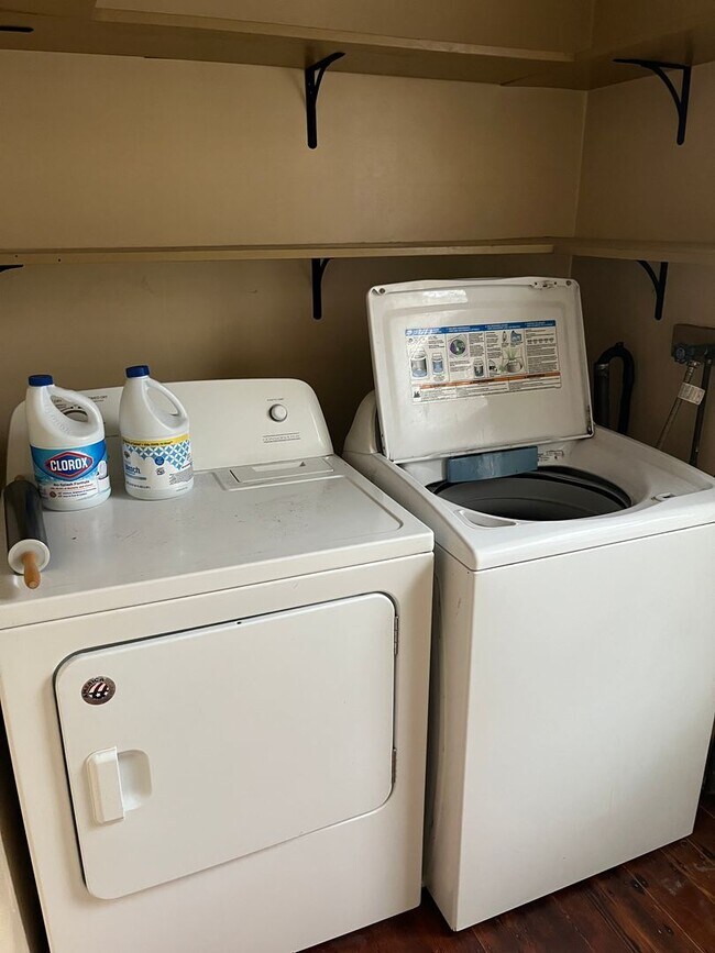 Building Photo - Sunny 2 Br / 1 BA Apartment in quiet area of Middleboro