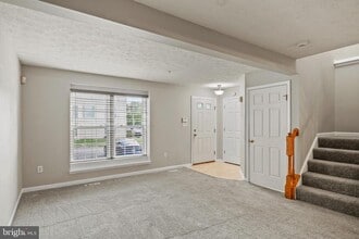 Building Photo - 8755 Thornbrook Dr