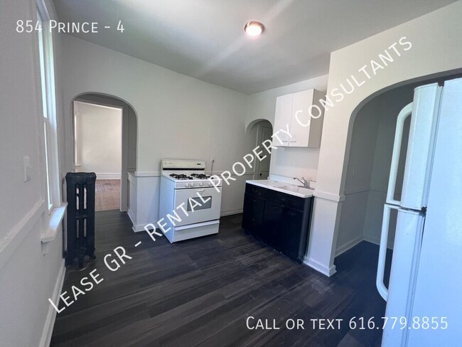 Building Photo - Spacious 1 Bedroom!