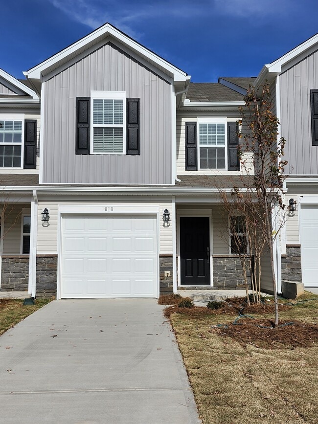 Primary Photo - 818 Powder Br Dr