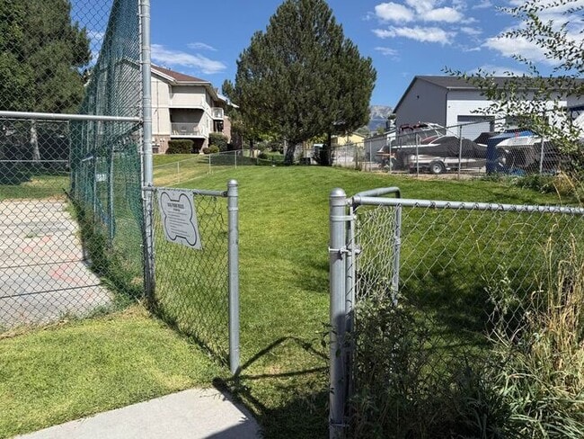 Building Photo - Darling Ground Floor Stonebrook Condo