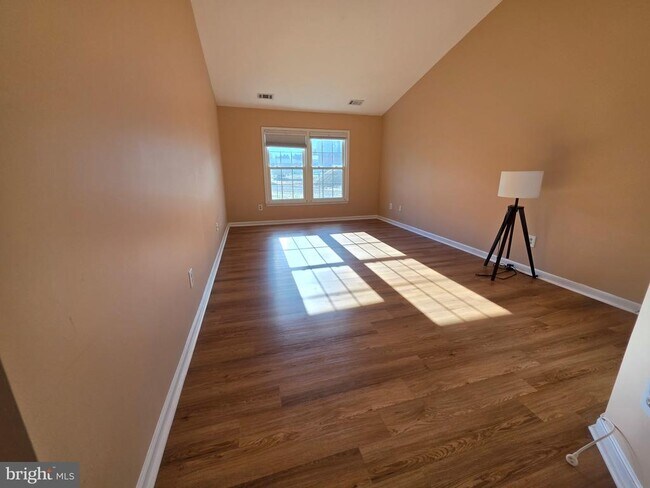 Building Photo - 10952 Bloomingdale Dr