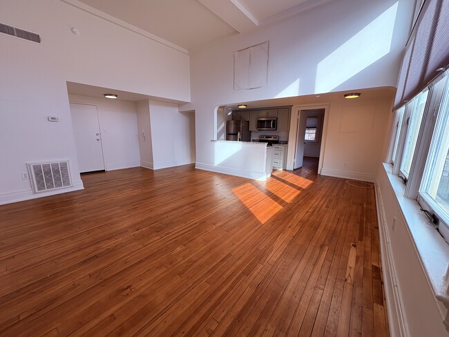 Building Photo - 1 E King St E