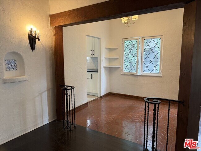 Building Photo - 1132 N Vista St