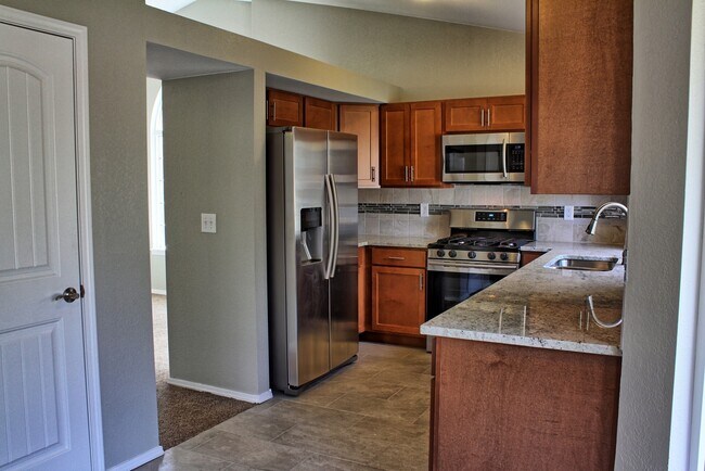 Building Photo - 4 bed 3 bath Stonegate home across from park