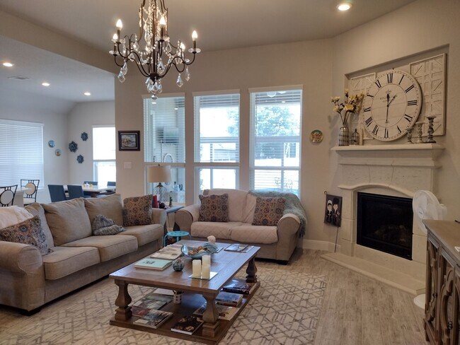 Building Photo - Beautiful 4 bedroom with a pool!!!