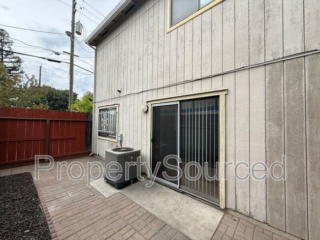 Building Photo - 2717 Janna Ave