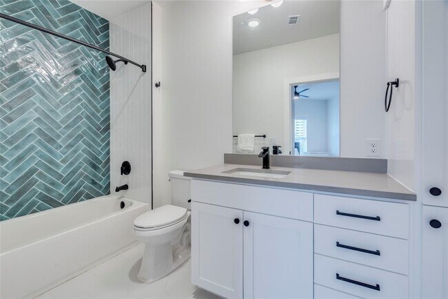 Building Photo - 3000 Duval St