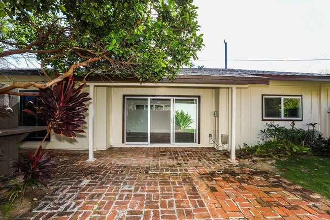 Building Photo - Kahala Avenue Beachside -  1 minute walk to beach  Recently remodeled w/fenced yard. 1 bdrm, 1 ba...